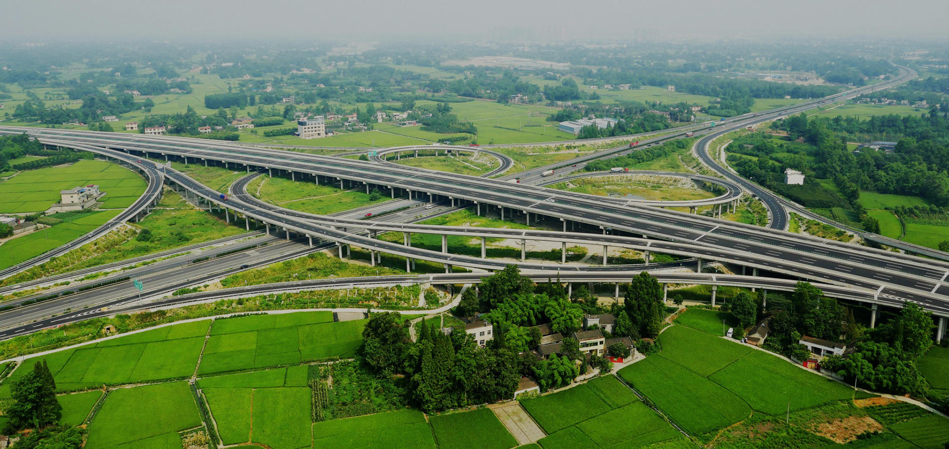 以百年基业为梦，，以群策之力铸帆，，建一项工程，，竖一座丰碑